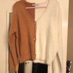 Two-tone beige and cream sweater fuzzy made of 50% acrylic n 50 polyamide